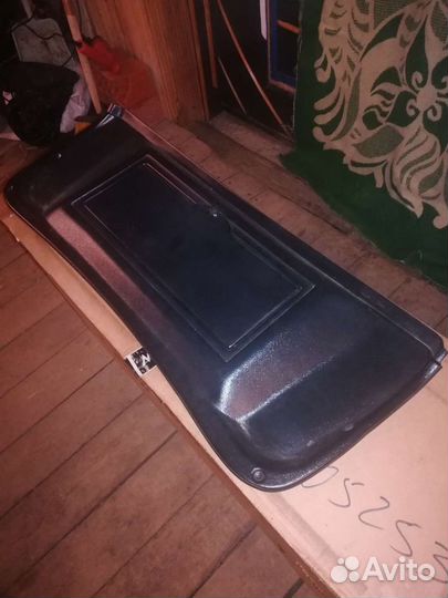 Пластмассовая обшивка на крышку багажника