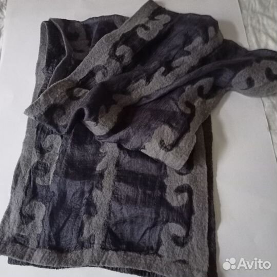 Шарф шёлковый, украшенный валянием из шерсти