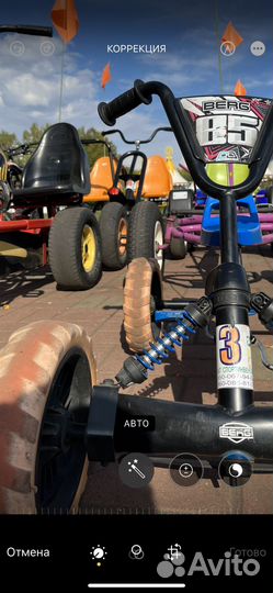 Сотрудник пункта проката спортивного инвентаря