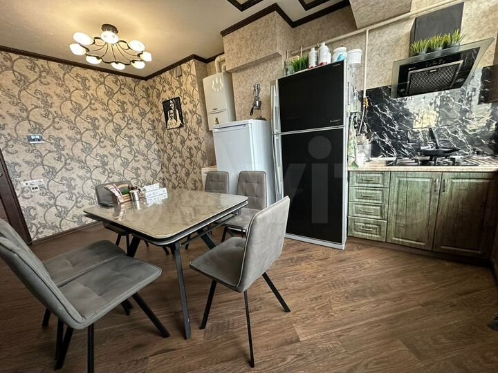 2-к. квартира, 80 м², 8/9 эт.