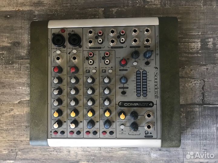 Микшерный пульт Soundcraft Compact 4