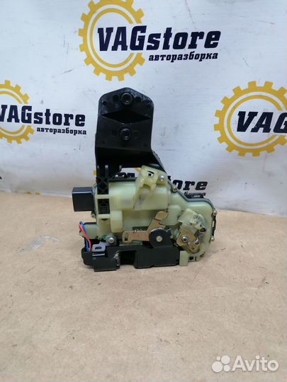 Замок двери правый передний Golf 4, Passat B5