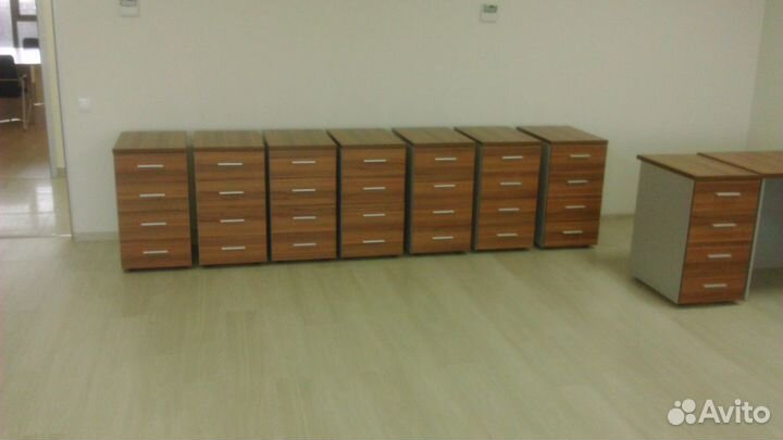 Офисные столы, тумбы, стеллажи