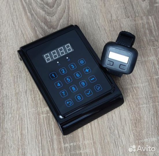 Пульт и часы официанта для вызова на кухню