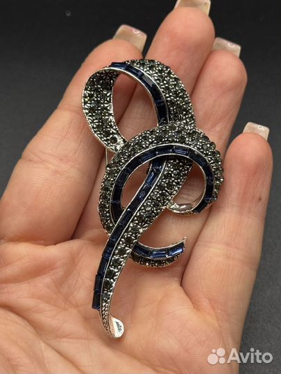 Изящная брошь