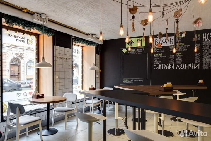 Официант в норвежской стритфуд Vaffel Гороховая 41