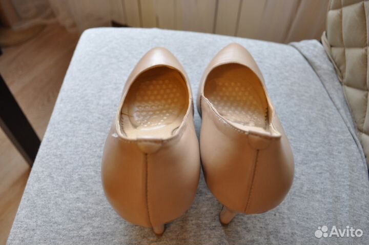 Туфли кожаные новые на каблуке
