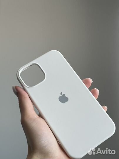 Белый чехол на iPhone 13
