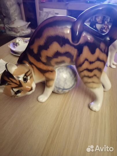 Фарфоровая статуэтка