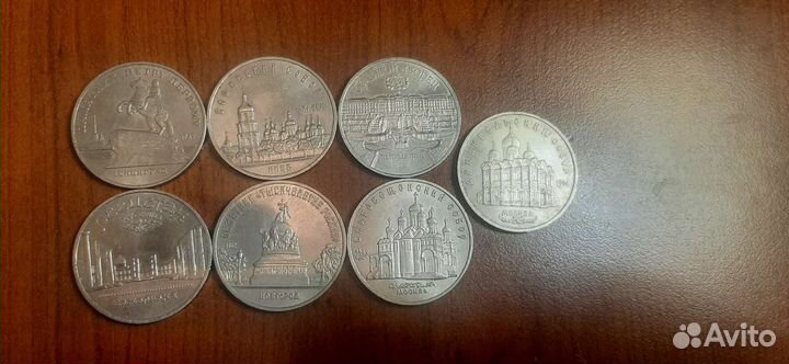 Коллекция пяти рублёвых монет из семьи штук