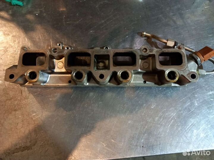 Топливная рейка (рампа) VW 1.4tsi