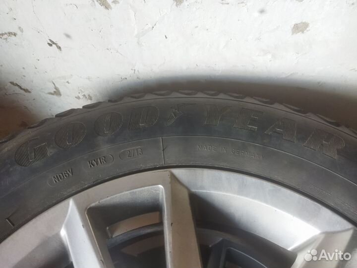 Goodyear Ultragrip Ice Arctic 215/65 R16 98T