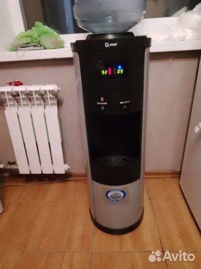 Кулер для воды напольный