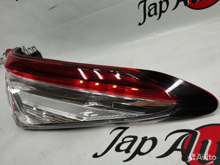 Фонарь задний правый Toyota Camry 70 Оригинал