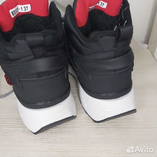 Новые зимние кроссовки на 35
