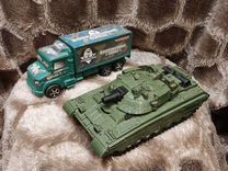 Танк Т-90 и Военный фургон