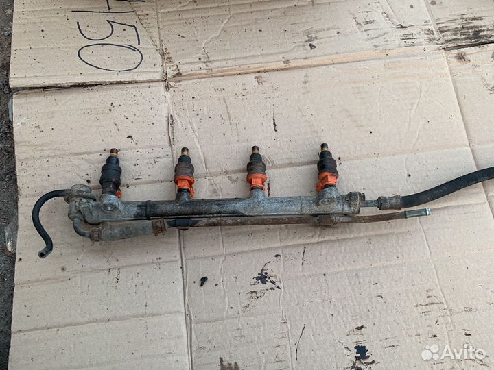 Топливная рампа с форсунками kia t8 т8 clarus 1,8