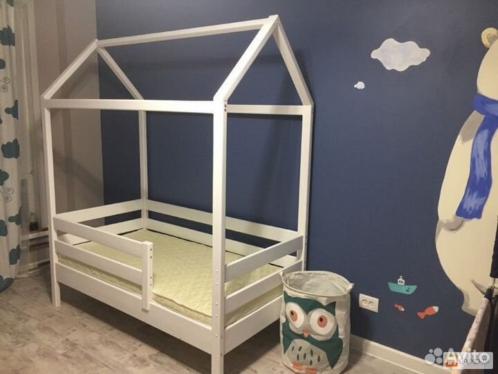 Кроватка домик детская из массива с бортиком