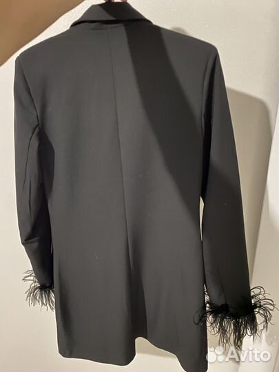 Платье пиджак с перьями