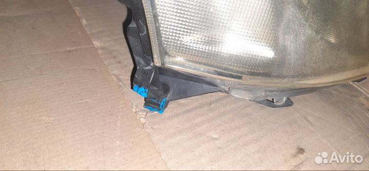 Фара передняя правая Toyota Avensis AZT250