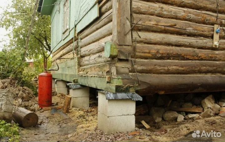 Строительная бригада по замене венцов