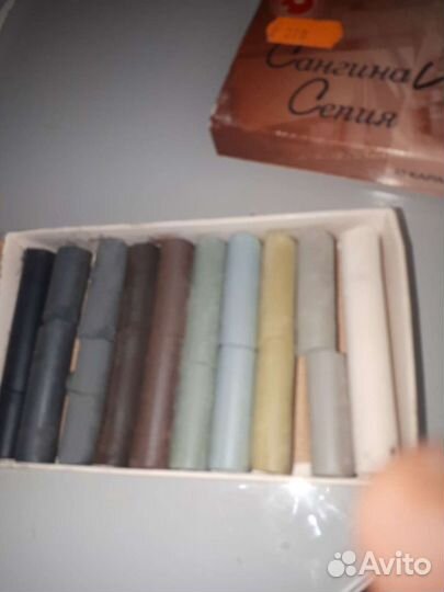 Продается карандаши -мелки,похоже ронялись,немного