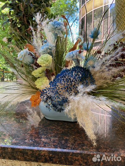 Интерьерная композиция из стабилизированных цветов