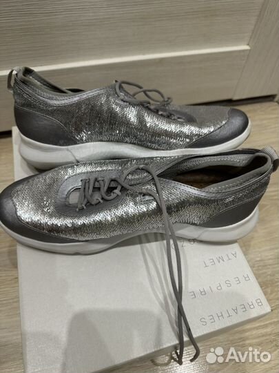 Кроссовки женские