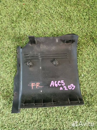 Декоративная крышка двигателя передняя правая Audi