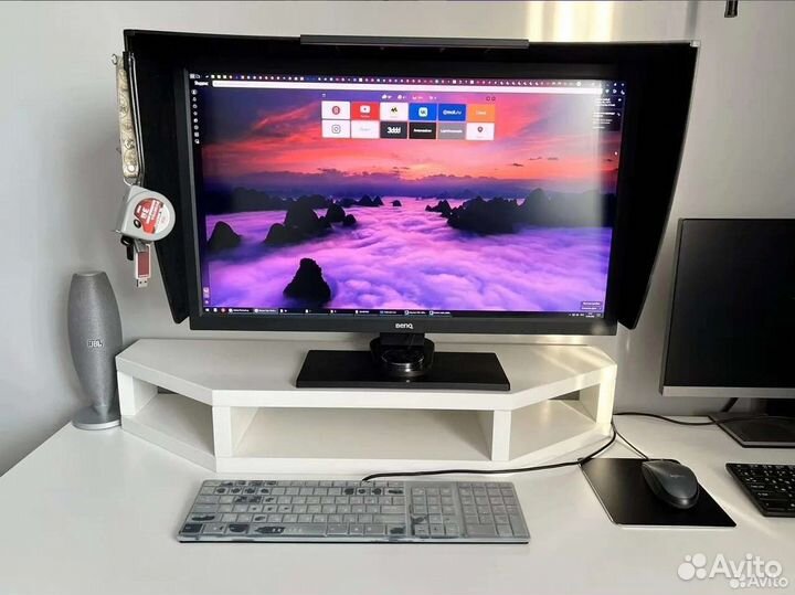 Белая подставка под монитор