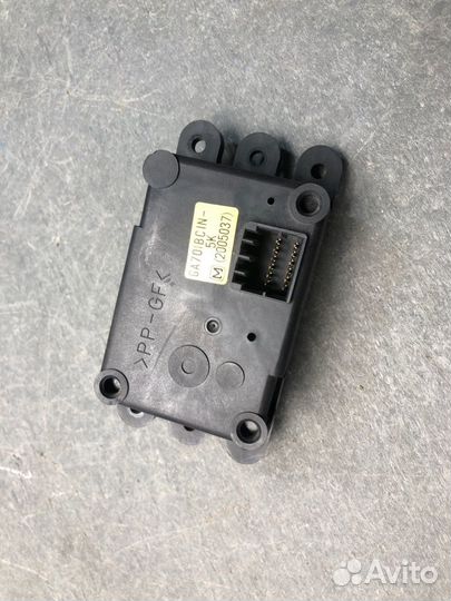 Сервопривод печки Mazda 323 BA Z5DE 1995