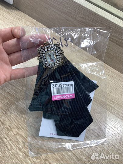 Брошь, галстук