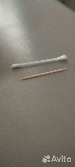 Ватная палочка и зубочистка