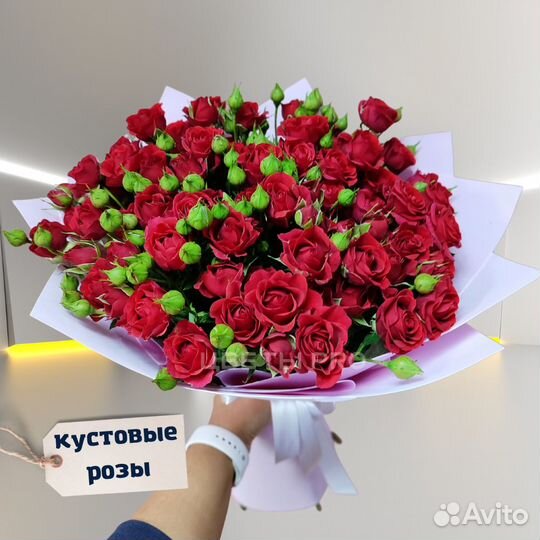 Букет красных кустовых роз 60 см 43 шт