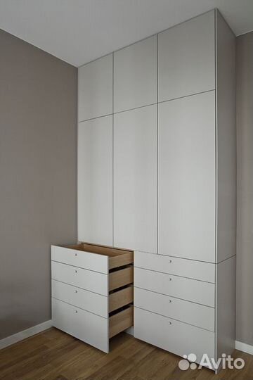 Шкаф распашной с ящиками белый