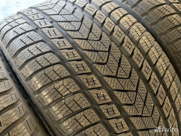 Pirelli Scorpion Winter RFT 315/35 R21 и 275/40 R21