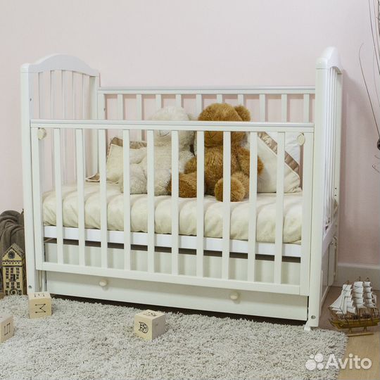 Детская кроватка с продольным маятником