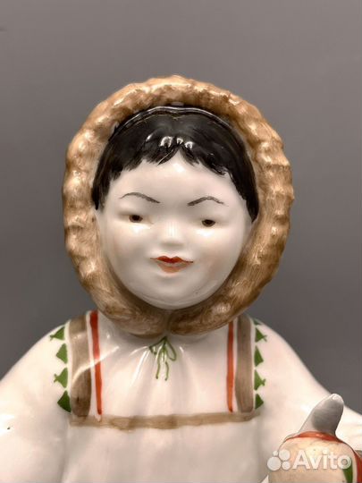 Статуэтка Якутка с севрюгой лфз