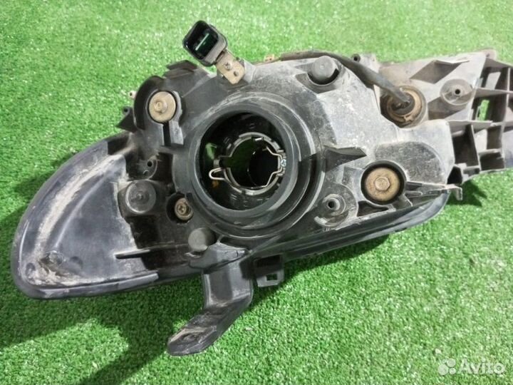 Фара галогеновая правая Mitsubishi Pajero Io H77W