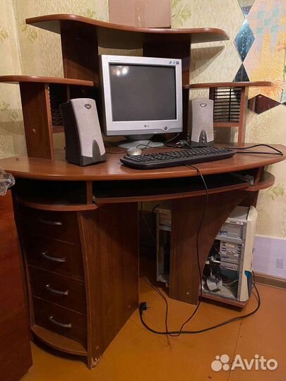 Компьютерный стол