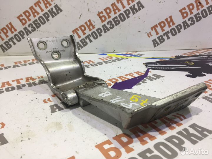 Мерседес Вито Петля верхняя задней двери Прав