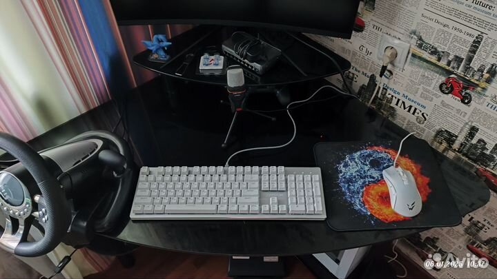 Продам угловой стеклянный стол в чёрном цвете