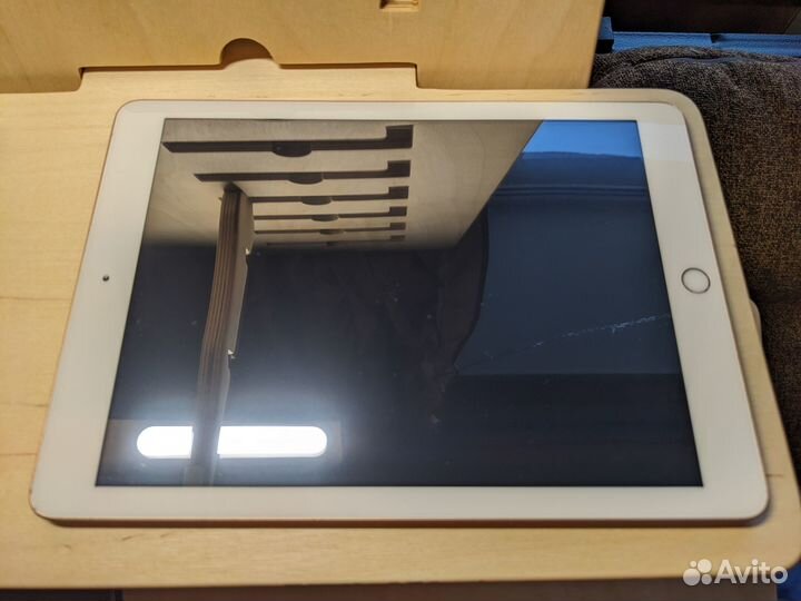 Планшет Apple iPad (2018) 32Gb Wi-Fi золотистый