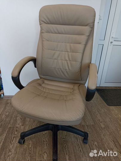 Офисное кресло