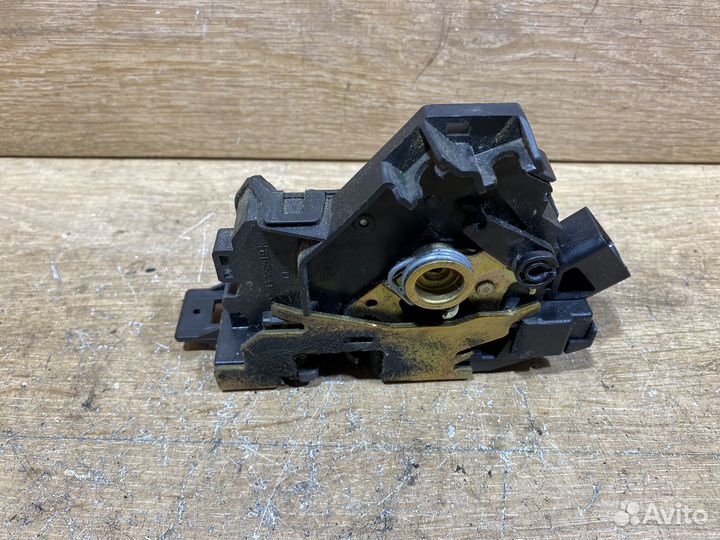 Замок задней левой двери Ford Focus 1 ZD114