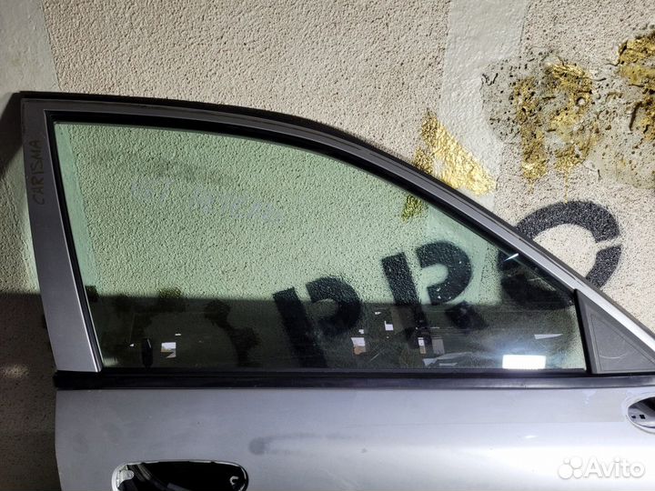 Стекло двери передней правой на Mitsubishi Carisma