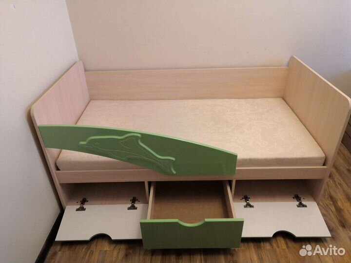 Детская кровать с бортиком и ящиками