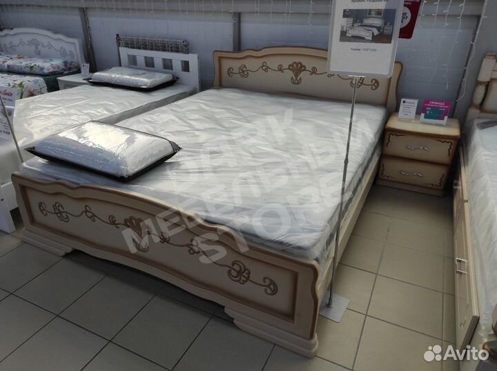 Кровать массив