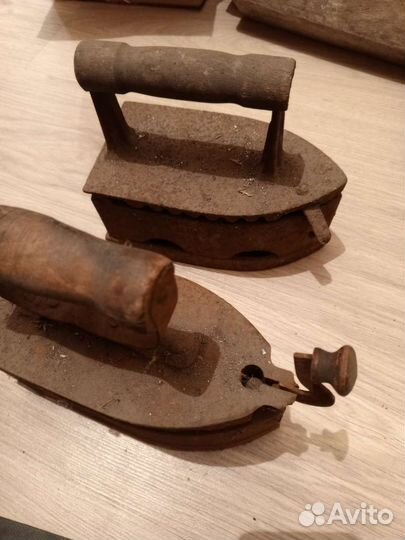 Два старых утюга