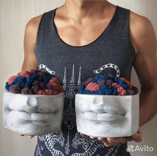 Кашпо губы из бетона со стабилизированным мхом